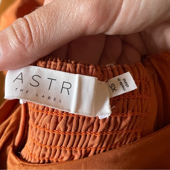 ASTR the Label orange puffed sleeve dress - Picture 4 of 4